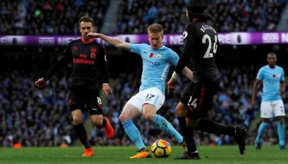  阿森纳零封曼城登顶积分榜首  