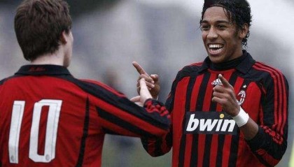  切尔西锋线告急，奥巴梅扬转投巴萨  